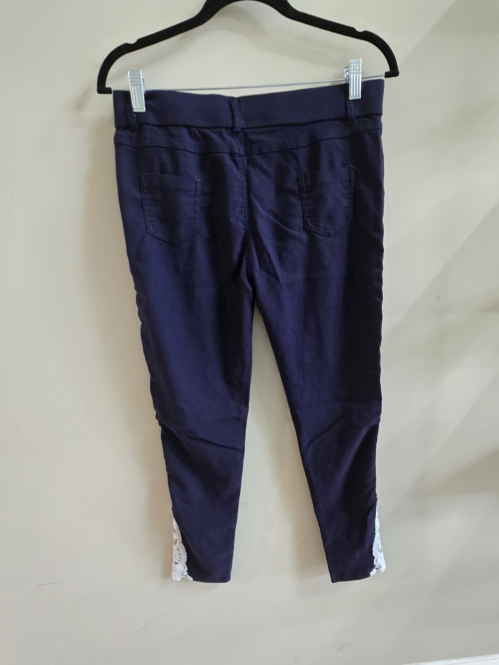 Amaryllis Navy Blue Ankle Pants White Lace Cutout Hem Size Large - Picture 4 of 4